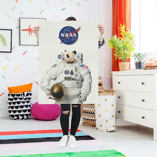 Cliente mujer sostiene poster de oso panda Vestido de astronauta.