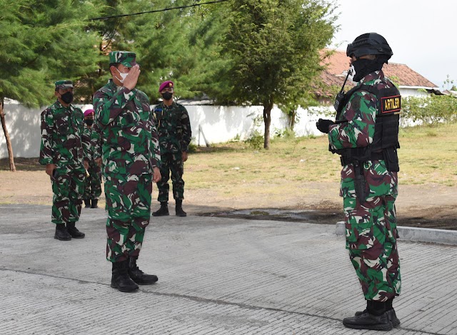 Kasal Tinjau Lattek Menembak Artileri dan Demolisi Siswa Pusdikpel Kodiklatal 