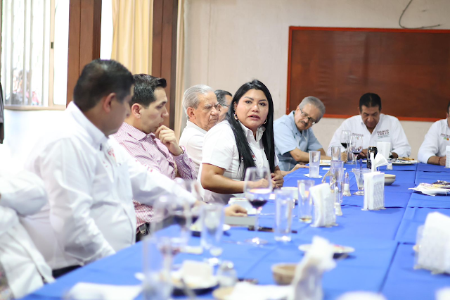  Brenda Fraga expone sus propuestas a Fomento Industrial.