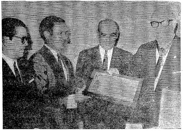 Ricardo Zamora recibe una placa de manos de ministro Solís Ruiz y del delegado nacional de Deporte, Juan Antonio Samaranch. SELECCIÓN DE ESPAÑA 0 COMBINADO INTERNACIONAL 3 Miércoles 27/09/1967. Partido amistoso no oficial de homenaje a Ricardo Zamora. Madrid, estadio Santiago Bernabeu