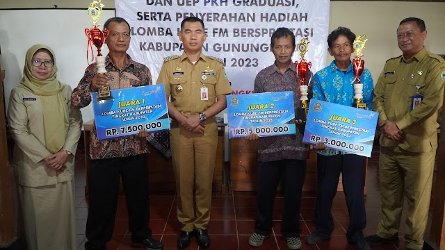 Bupati Gunungkidul Secara Simbolis Menyerahkan BLT DBH CHT 