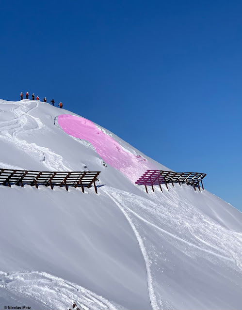 Valanga a lastroni al Hüttenkogel nella Valle dello Zillertal. Durante una valanga simile sono state seppellite delle persone nelle vicinanze del ponte Stahlschneebrücke, rimaste però illese. (Foto: 23.01.2022)