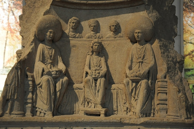 Знатные женщины с пышными причёсками, изображённые в обществе служанок. Рельеф последней четверти I века