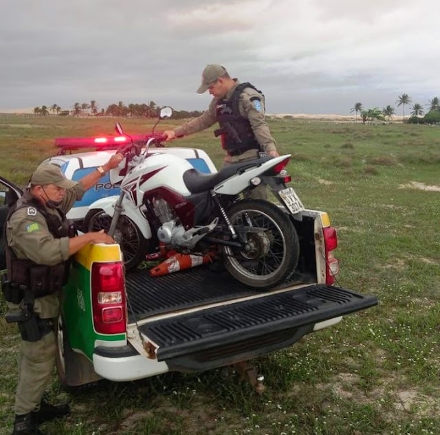 Polícia Militar recupera motocicleta com restrição criminal abandonada em Luís Corrreia