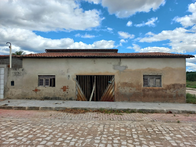 Vende-se uma casa e um prédio na cidade de Caraúbas