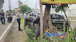 Sopir Ngantuk, Daihatsu Ayla Tabrak Pohon di Parungkuda Sukabumi