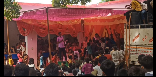 स्वतंत्रता दिवस के कार्यक्रम में डीजे पर अश्लील गानो पर छात्र छात्राओं को डांस कराया गया. vishunpura