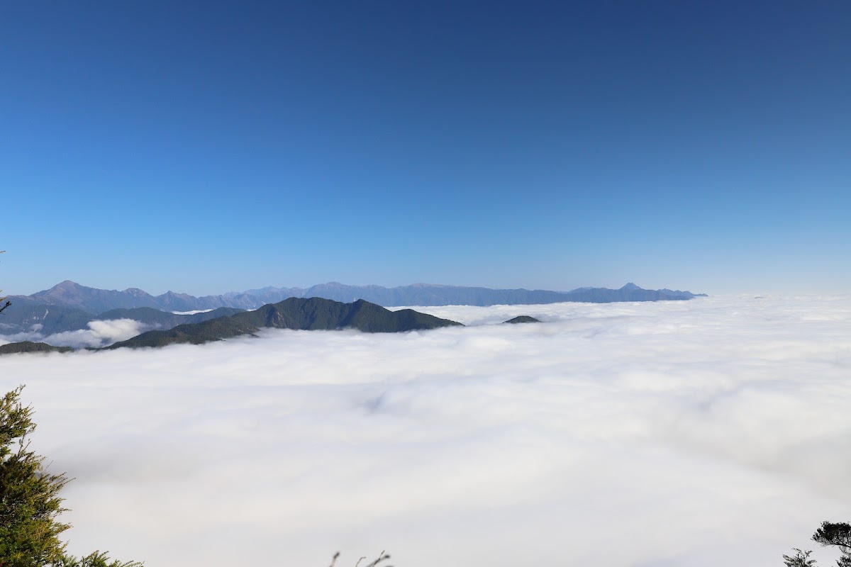 佐美姬山向北眺望三叉山向陽山以及新康山