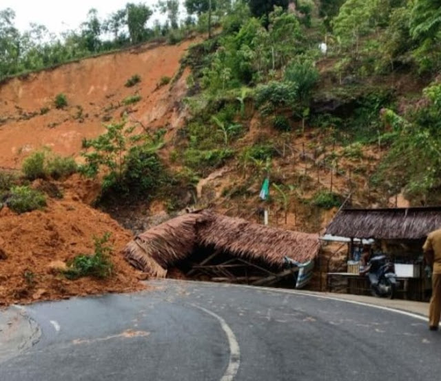 Longsor Memutuskan Akses Jalan Puncak Panorama Mande Pessel.