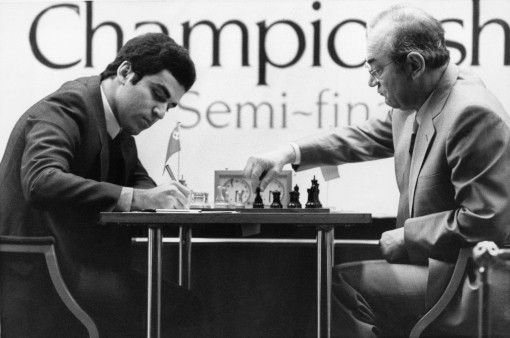 Garry Kasparov, à gauche, note le coup joué par son adversaire Viktor Korchnoi pendant la demi-finale du championnat du monde d’échecs à Londres en  1983 – Photo Rob Taggart/Associated Press