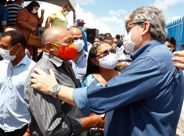 João Azevêdo entrega nova escola e anuncia novas obras em Sobrado