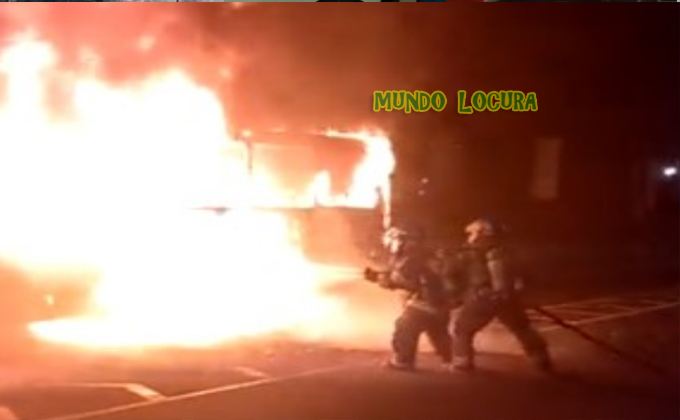 El Salvador: Autobús en consumido totalmente por las llamas en Soyapango (VIDEO)