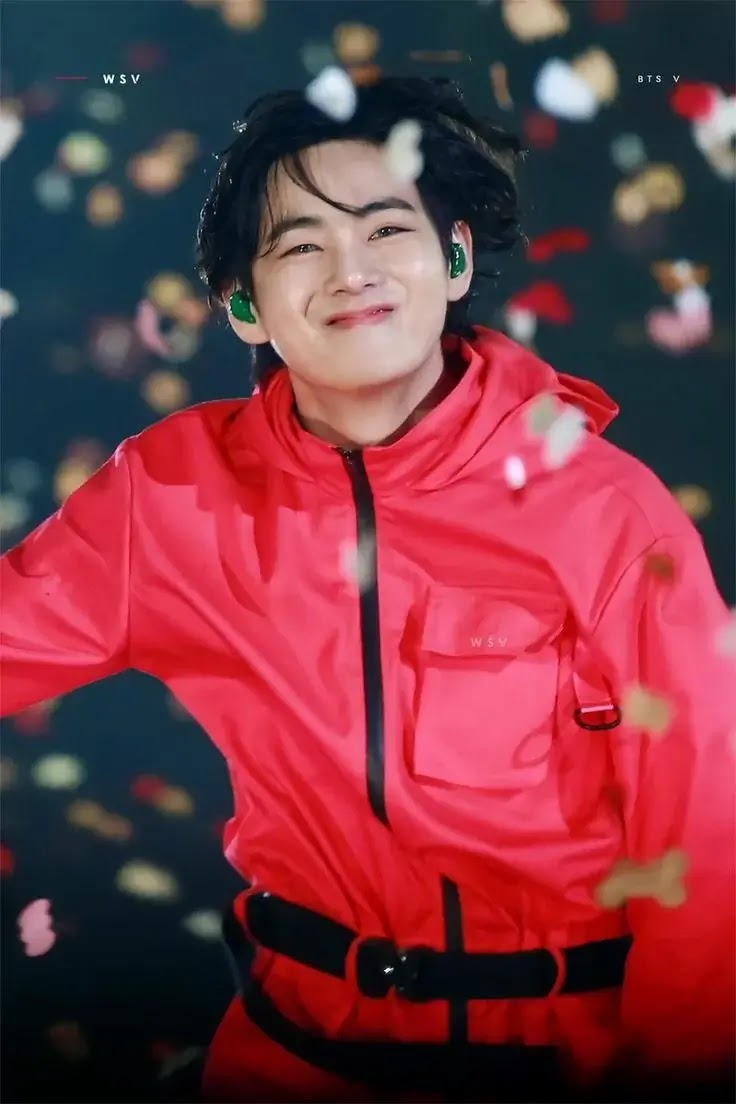 10 Potret V BTS Pakai Kostum Squid Game