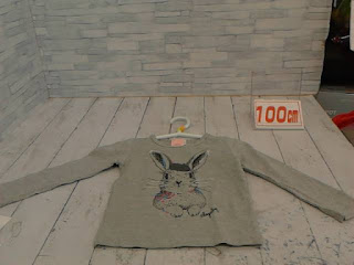 中古品　子供服　１００ｃｍ　ウサギプリント　グレー　長袖Ｔシャツ　２２０円