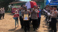 Berikan Penghormatan Terakhir, Kabag SDM Polres Lampung Tengah Pimpin Upacara Pemakaman Personelnya