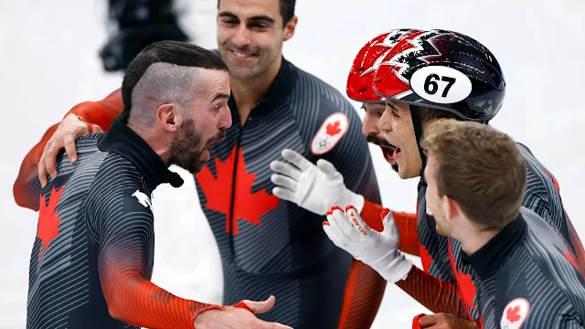 Time canadense comemorando a vitória no revezamento