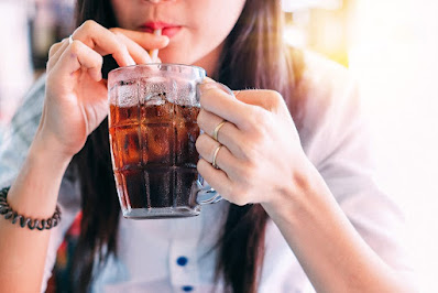 Bebidas e alimentos ácidos causam erosão dentária 