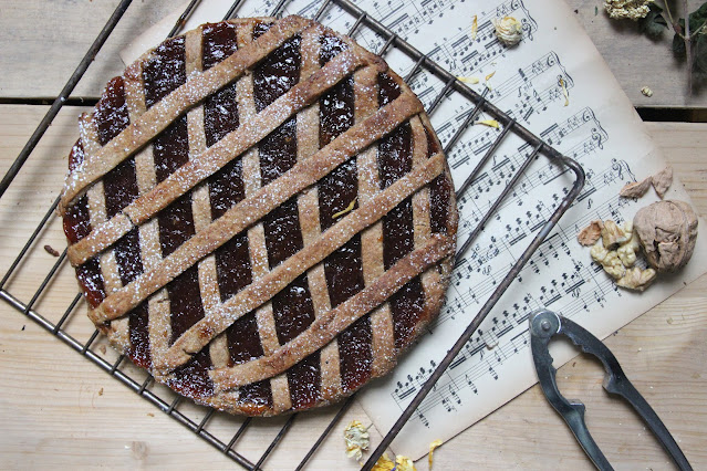 Cuillère et saladier : Linzertorte (tarte à la confiture) aux noix