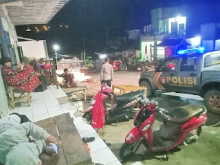 Personel Polsek Anggeraja Sampaikan Himbauan Ke Pemuda Saat Sedang Melaksanakan Patroli Malam