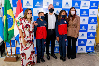 Diretora Graziele Machado, Luan Vicente e Ana Luiza com o Prefeito Vinicius Claussen e Primeira-dama Paula S. Claussen