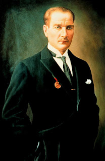 Mustafa Kemal Atatürk, Kırmızı-Yeşil şeritli İstiklâl Madalyası ile
