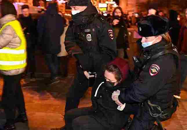 News, World, Arrest, Arrested, Ukraine, War, Police, Protest, Protesters, 'Russia is against war': Thousands rally in rare show of dissent.