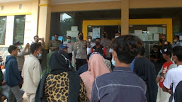 Kapolsek Cikande Tenangkan Massa Pendukung Cakades di Depan Kantor Kecamatan Kibin 