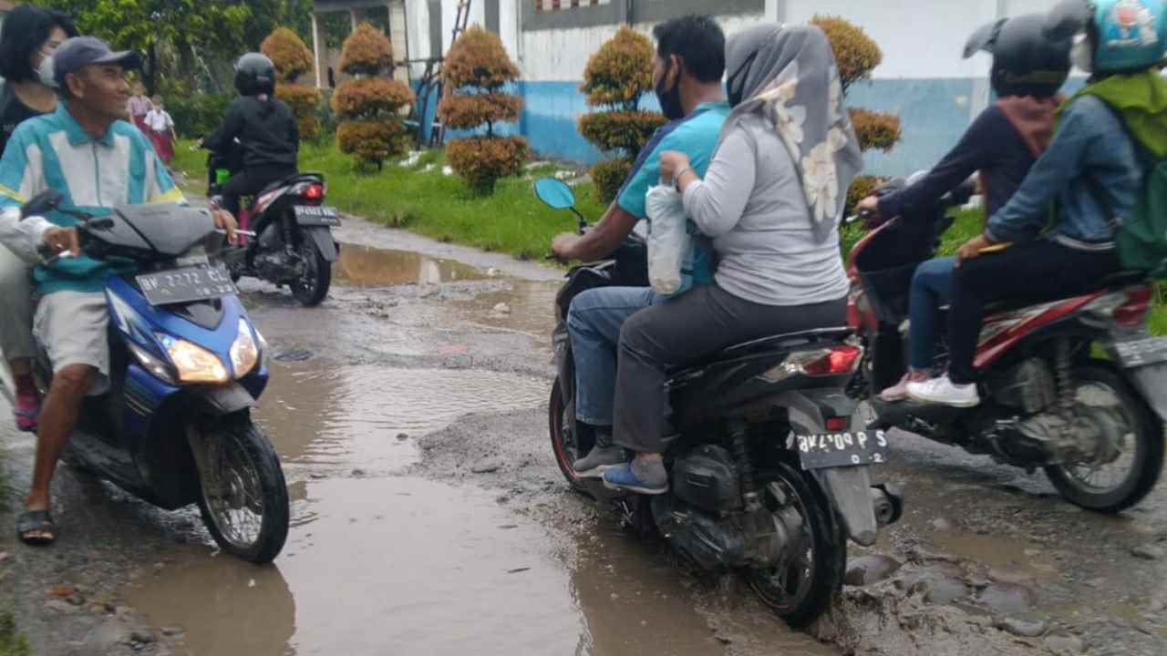Jalan Rusak dan Berlumpur Resahkan Warga Desa Pujimulyo Sunggal