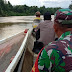 Polres Morut Di bantu TNI Berjibaku Mencari warga yang tenggelam di sungai Laa