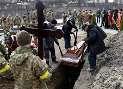 Militares assistem aos funerais de soldados ucranianos mortos durante a invasão russa da Ucrânia. Foto: AFP