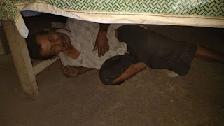 Takut Rumah Ambruk, Kakek Ini Milih Tidur di Kolong Meja