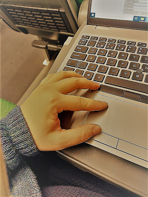 Käsi tietokoneen näppäimistöllä