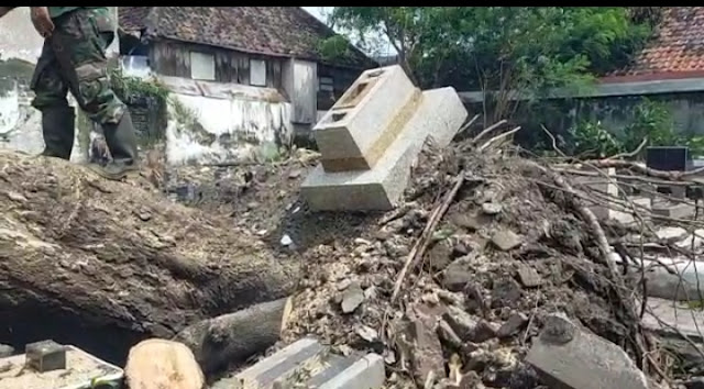 Pohon Tumbang di Sunan Sentono Botoputih, Perlu Sentuhan Pembangunan Pemkot Surabaya  Berita ini telah tayang di LiputanIndonesia.co.id, - Etika Copas sertakan Sumber Link Berita dibawah ini: https://www.liputanindonesia.co.id/2022/02/pohon-tumbang-di-sentono-botoputih.html