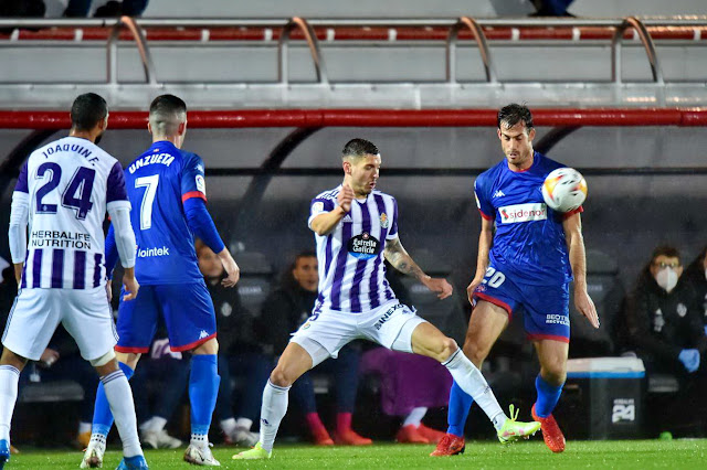 Íñigo Orozco pugna con Javi Sánchez con Joaquín y Unzueta a la expectativa. S. D. AMOREBIETA 4 REAL VALLADOLID C. F. 1. Miércoles, 03/11/2021, 19:00 horas. Campeonato de Liga de 2ª División, jornada 14. Bilbao, Vizcaya, Campo 2 de Lezama