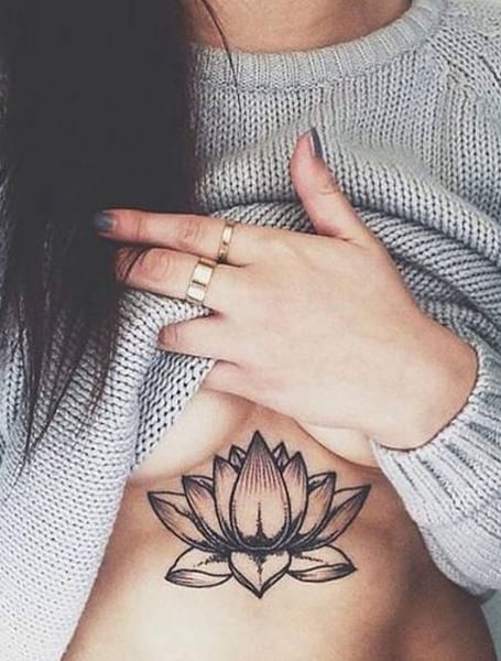 Göğüs Altı Lotus Çiçeği Dövmesi