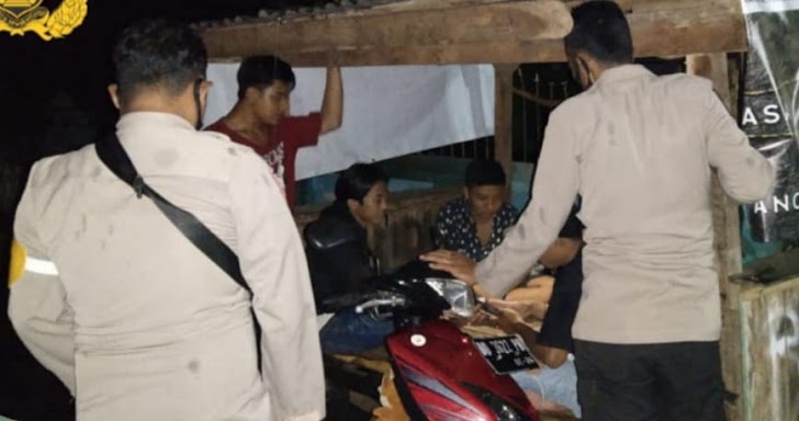 Blue Light Patrol Polsek Galesong Selatan Tegur Pemuda Yang Sedang Nongkrong Sampai Larut Malam 