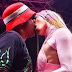 PABLLO VITTAR DÁ BEIJÃO EM MÁRCIO VICTOR DURANTE SHOW; VEJA O VÍDEO 