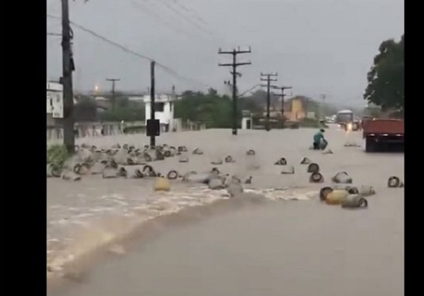 Itabuna-BA: chuva forte destrói depósito e arrasta botijões de gás pelas ruas da cidade