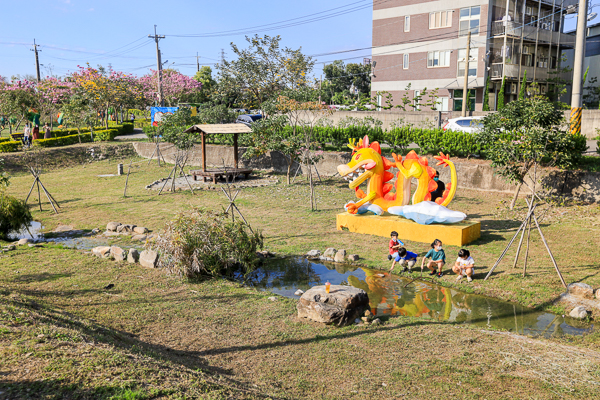 台中霧峰北峰公園洋紅風鈴木盛開好夢幻，愛心水池約會好去處