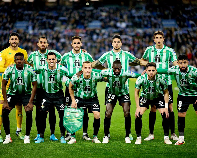 REAL BETIS BALOMPIÉ. Temporada 2021-22. Rui Silva, Borja Iglesias, Víctor Ruiz, Marc Bartra, Edgar. William Carvalho, Juanmi, Canales, Sabaly, Álex Moreno, Fekir. REAL SOCIEDAD DE FÚTBOL DE SAN SEBASTIÁN 0 REAL BETIS BALOMPIÉ 4 Jueves 03/02/2022, 20:00 horas. Copa del Rey, cuartos de final, partido único. San Sebastián, Guipúzcoa, Reale Arena: 29.326 espectadores. GOLES: 0-1: 11’, Juanmi. 0-2: 56’, Juanmi. 0-3: 82’, Willian José, de penalti. 0-4: 86’, Ruibal.