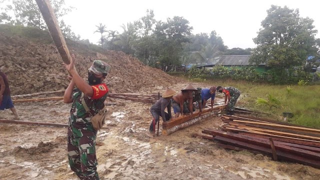 BERSAMA MASYARAKAT, BABINSA KORAMIL 1802-03/SALAWATI GOTONG ROYONG BANGUN RUMAH WARGA 