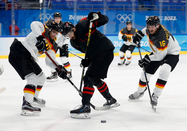 Canadá e Estados Unidos goleiam na estreia do Hóquei no gelo masculino -  Surto Olímpico