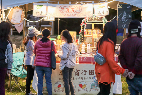 台中「無肉市集」120素食攤商人氣超旺，人山人海排隊享用美食