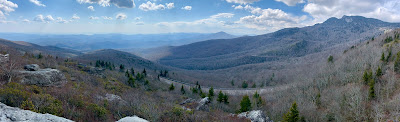 a Panoramic view of the mountains below us.