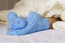 Kada je napolju minus, a dom tek osrednje zagrejan, da li i vi često spavate u čarapama? Kada pročitate kakve sve komplikacije ova navika može da izazove, razmilićete još jednom pre nego što se uhvatite za tople vunene sokne pre odlaska u krevet