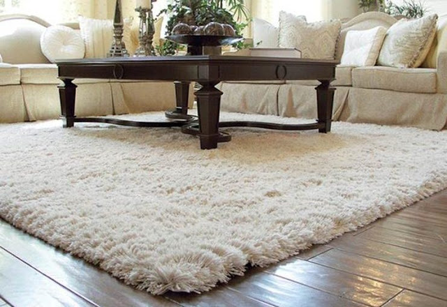 Faktor kenyamanan pada ruang tamu bisa diwujudkan dengan memanfaatkan karpet tertentu. Karpet tersebut harus mempunyai karakteristik lembut, nyaman, tahan lama dan mudah untuk Anda bersihkan. Selain beberapa poin tersebut, kehadiran karpet ruang tamu juga diharapkan bisa memberikan warna pada ruangan.