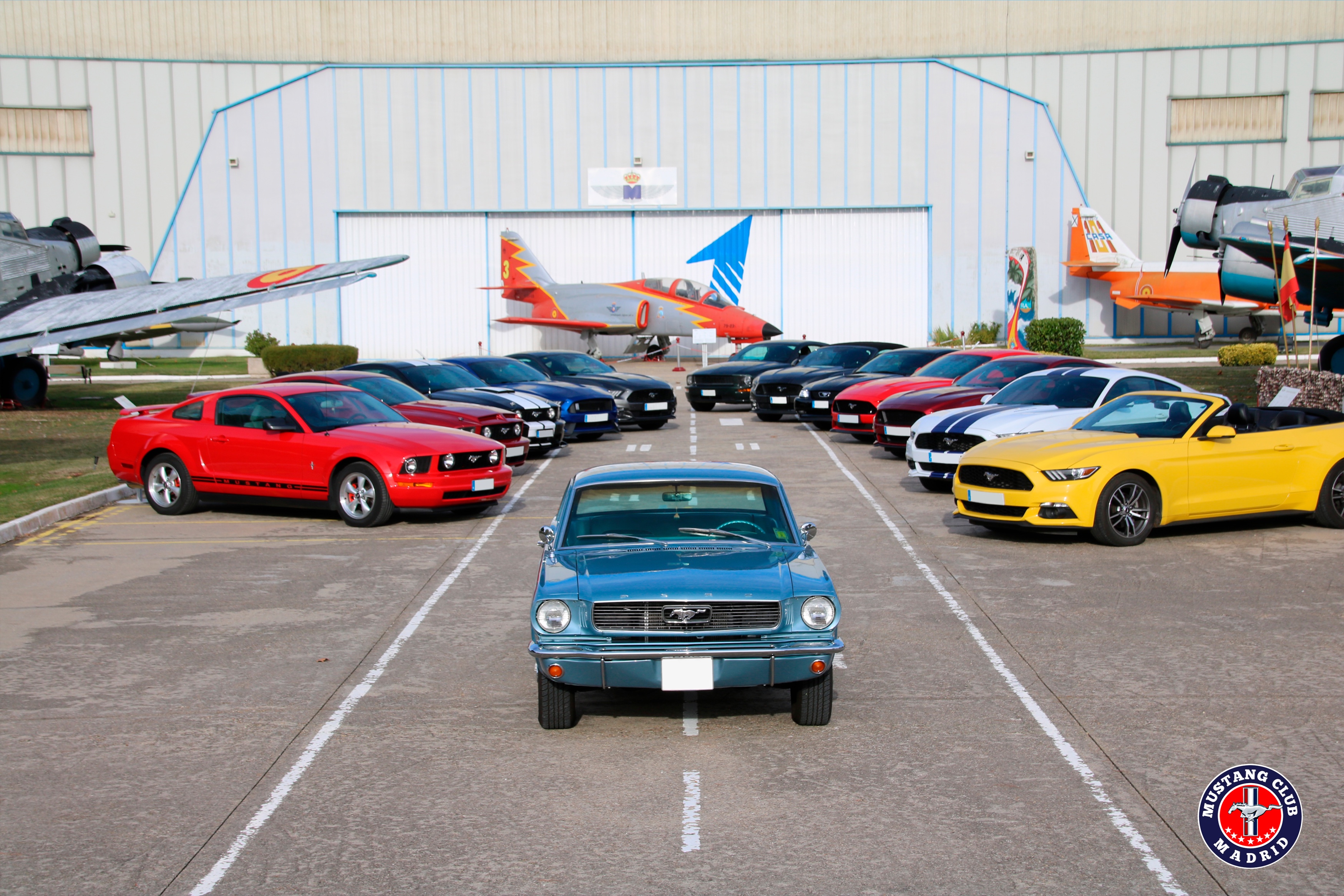 Mustang Club Madrid visitando el Museo del Aire en Cuatro Vientos