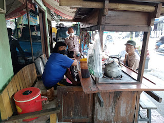 Bhabinkamtibmas Sambangi Angkringan Sampaikan Pesan Kamtibmas