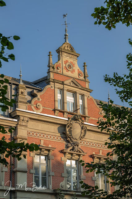 Poste Centrale de Colmar — Girouette sur le fronton principal (août 2021)