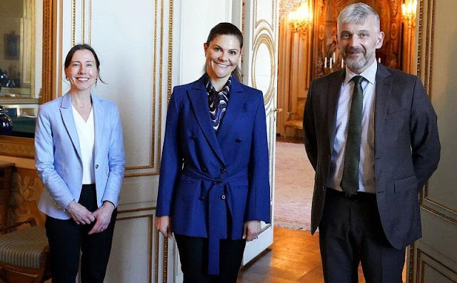 Crown Princess wore a blue blazer from Rodebjer. Mikael Eriksson and Isabella Törngren